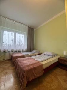 Posteľ alebo postele v izbe v ubytovaní OŚRODEK WYPOCZYNKOWY MAZOWSZE W KARPACZ