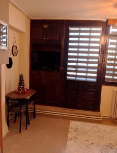 トリカラにあるVivi's Central Apartmentのクリスマスツリーが飾られたテーブル付きの部屋 +23枚の写真
