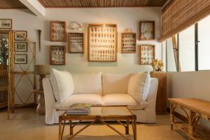 a living room with a couch and a table at Maison Tropical in Flic-en-Flac