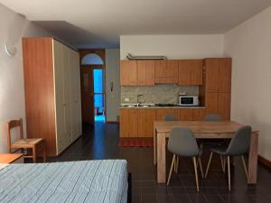 kuchnia i jadalnia ze stołem i krzesłami w obiekcie Casa Pesarina w mieście Prato Carnico +22 zdjęcia