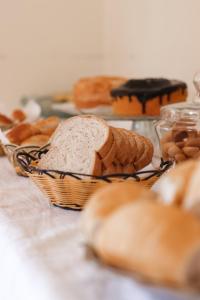 a bunch of breads in baskets on a table at Villa Zen Pirenópolis Conforto e Bem-Estar in Pirenópolis