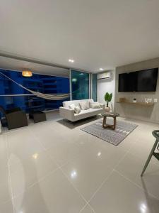 Apartment with direct access to the Sea in CTG的电视和/或娱乐中心