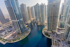 Nespecifikovaný výhled na destinaci Dubaj nebo výhled na město při pohledu z apartmánu