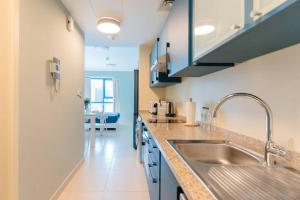 Kuchyň nebo kuchyňský kout v ubytování Amazing apartment in JLT Cluster C