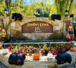 加特林堡Dudley Creek RV Resort的动物园入口处的南瓜标志