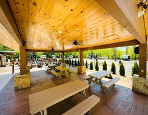 Dudley Creek RV Resort餐厅或其他用餐的地方