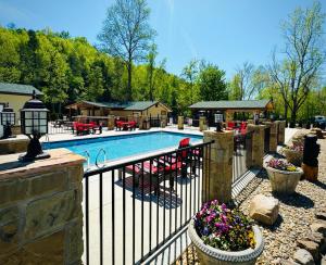 Dudley Creek RV Resort内部或周边的泳池