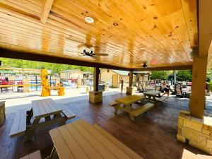 Dudley Creek RV Resort餐厅或其他用餐的地方