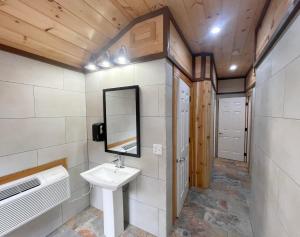 Dudley Creek RV Resort的一间浴室