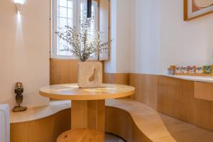a small wooden table with a vase on top of it at Condessa Heaven RC in Lisbon +21 photos