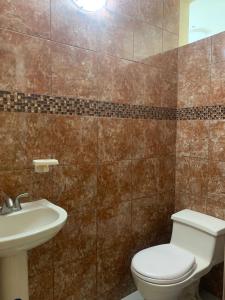 Ένα μπάνιο στο Acogedor Depa Céntrico Ideal para Familias