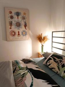 Un dormitorio con una cama y un cuadro en la pared. en Spacious Home in Old-West - Leutsch, en Leipzig