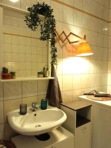 baño con lavabo blanco y lámpara en Spacious Home in Old-West - Leutsch, en Leipzig