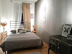 Un dormitorio con una cama y una cómoda y una ventana. en Spacious Home in Old-West - Leutsch, en Leipzig