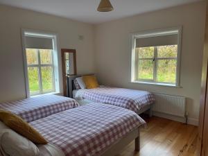 Postel nebo postele na pokoji v ubytování Heron House- Fermoyle Properties