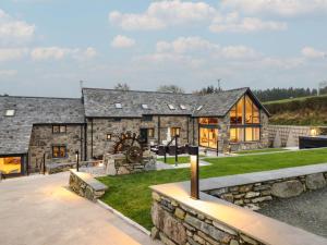 una vista exterior de una casa de piedra con patio en Merddwr, en Corwen