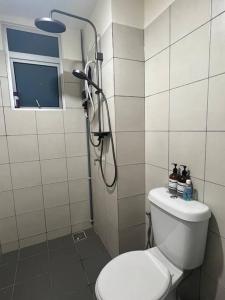 baño con ducha, aseo y ventana en Kajang MRT suites, en Kajang