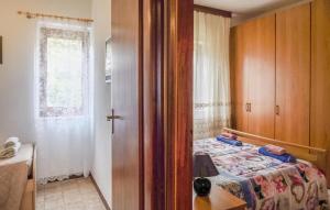 Postel nebo postele na pokoji v ubytování Stunning Apartment In Sangineto + 9 fotografií