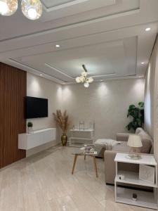 un soggiorno con un divano e una TV di Appartement Moderne a Meknès