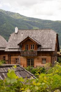 duży drewniany dom z górą w tle w obiekcie st martin chalets w mieście Sankt Michael im Lungau