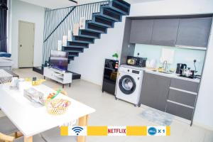 Η κουζίνα ή μικρή κουζίνα στο B & B Cozy Duplex Tamarind Square Cyberjaya