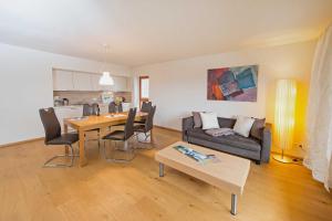 salon ze stołem i kanapą w obiekcie Appartement Haus Sonne w mieście Zell am See