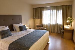 Dazzler by Wyndham Asuncion tesisinde bir odada yatak veya yataklar
