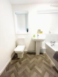 Ένα μπάνιο στο 3 Double Bedrooms, Lancashire Townhouse, a base to explore +11 φωτογραφίες