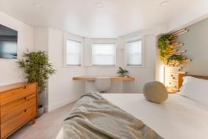 Ένα ή περισσότερα κρεβάτια σε δωμάτιο στο Luxury H St Private Apartment