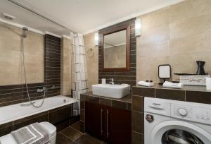 Koupelna v ubytování Byron Luxury Apartments + 88 fotografií