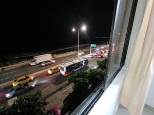 een raam met uitzicht op een straat in de nacht bij Apto Marbella in Cartagena