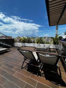 eine Terrasse mit einem Tisch und Stühlen auf dem Dach in der Unterkunft Acogedor Fast WIFI 5ta Avenida in Playa del Carmen + 38 Fotos
