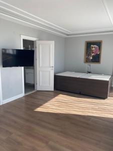 TV a/nebo společenská místnost v ubytování Assos Longevity Hotel + 37 fotografií