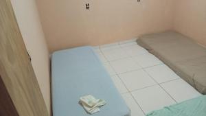ein kleines Zimmer mit einem Bett und einer Matratze sidx sidx sidx in der Unterkunft Lar do descanso in Angra dos Reis