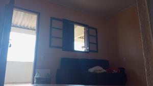 ein Wohnzimmer mit einem blauen Sofa und einem Spiegel in der Unterkunft Lar do descanso in Angra dos Reis