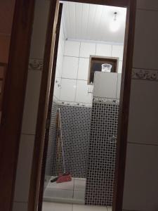 ein Badezimmer mit Spiegel und gefliester Wand in der Unterkunft Lar do descanso in Angra dos Reis