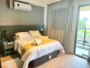 a bedroom with a bed with two towels on it at 512 - Rentaqui Studio no Brooklin Sofisticação in Sao Paulo