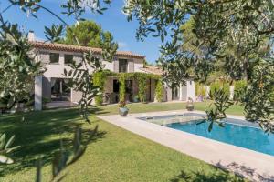 Πισίνα στο ή κοντά στο high standard provencal bastide with heated pool in lourmarin in the luberon, vaucluse. 10 people