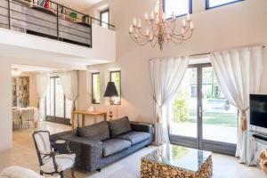 Μια τηλεόραση ή/και κέντρο ψυχαγωγίας στο high standard provencal bastide with heated pool in lourmarin in the luberon, vaucluse. 10 people