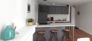 グランビルにあるBelle époqueのカウンターと3脚の椅子があるキッチン +19枚の写真