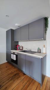 グランビルにあるBelle époqueのシンクとカウンターのあるキッチン