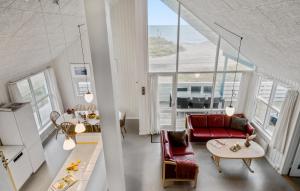 Χώρος καθιστικού στο Nice Home In Frøstrup With Kitchen