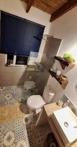 ein Badezimmer mit Toilette und Waschbecken in der Unterkunft Casa Camprestre Hika in Machetá