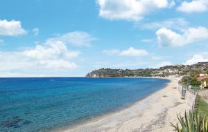 Blick auf den Strand mit dem Meer in der Unterkunft Gorgeous Home In Marina Di Ragusa in Marina di Ragusa + 17 Fotos