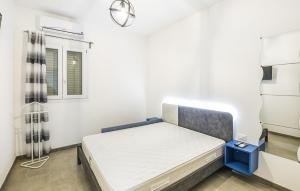 ein Krankenhauszimmer mit einem Bett und einem Fenster in der Unterkunft Gorgeous Home In Marina Di Ragusa in Marina di Ragusa