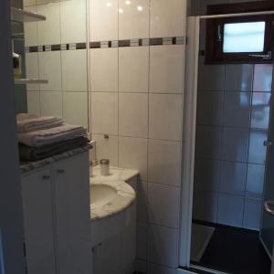 Un baño blanco con lavabo y ventana en La Maison d'Anne, en Ribeauvillé 10 fotos más