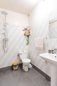 un bagno con un water e un lavandino di two appartements in same house with rooftop ad Agadir Altre 24 foto