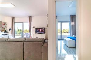 a living room with a couch and a tv at Villa Regina di Marzamemi in San Lorenzo