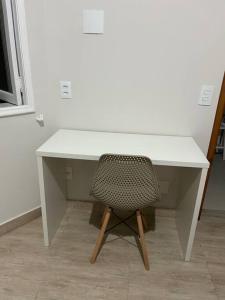 a white desk with a chair in a room at Novíssimo apt 1 quarto Centro frente à Prefeitura in Nova Friburgo
