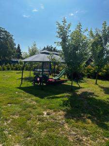 En have udenfor Ezo Apartmanház Balatonberény